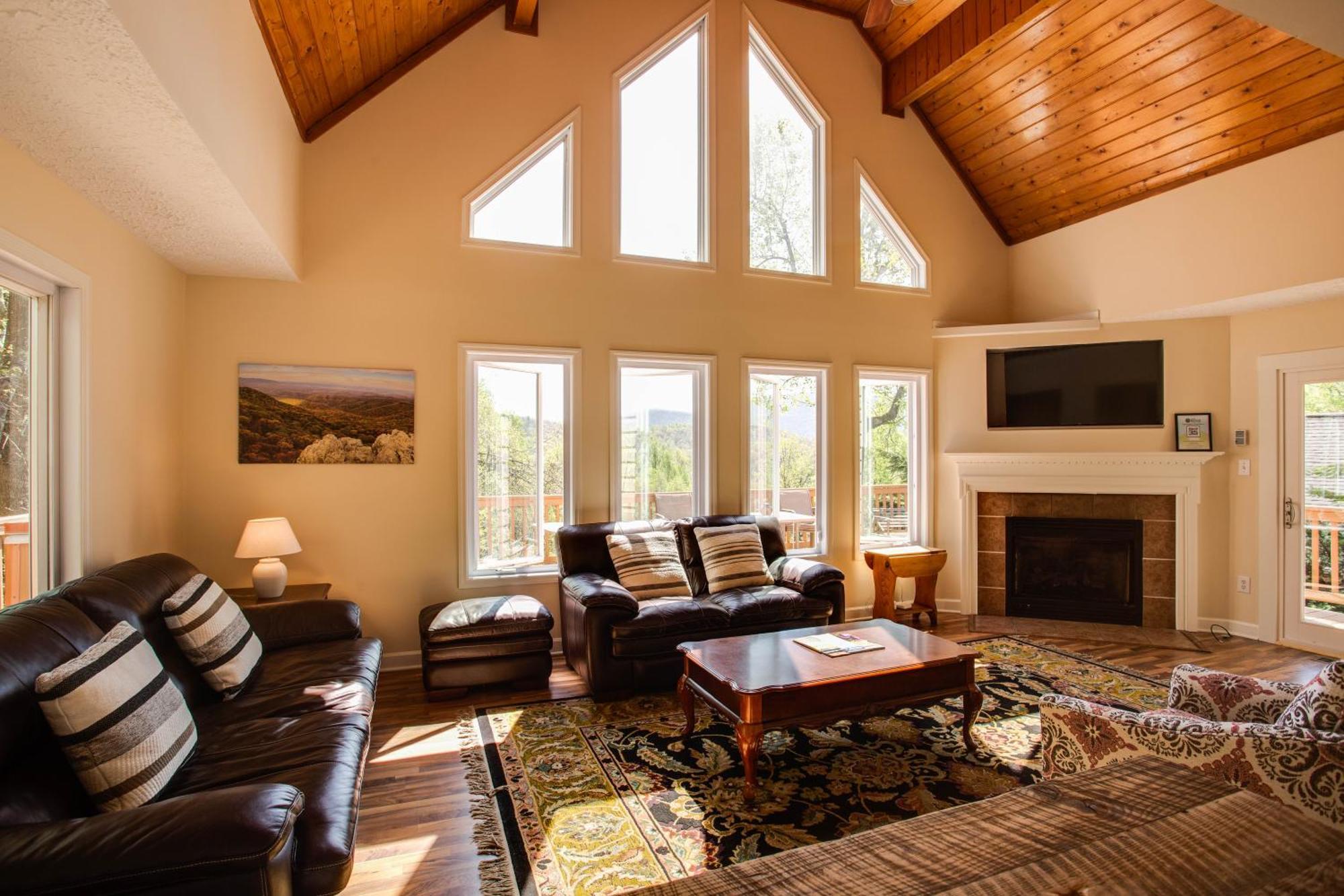 Love Ridge Mountain Lodging Lyndhurst Екстериор снимка