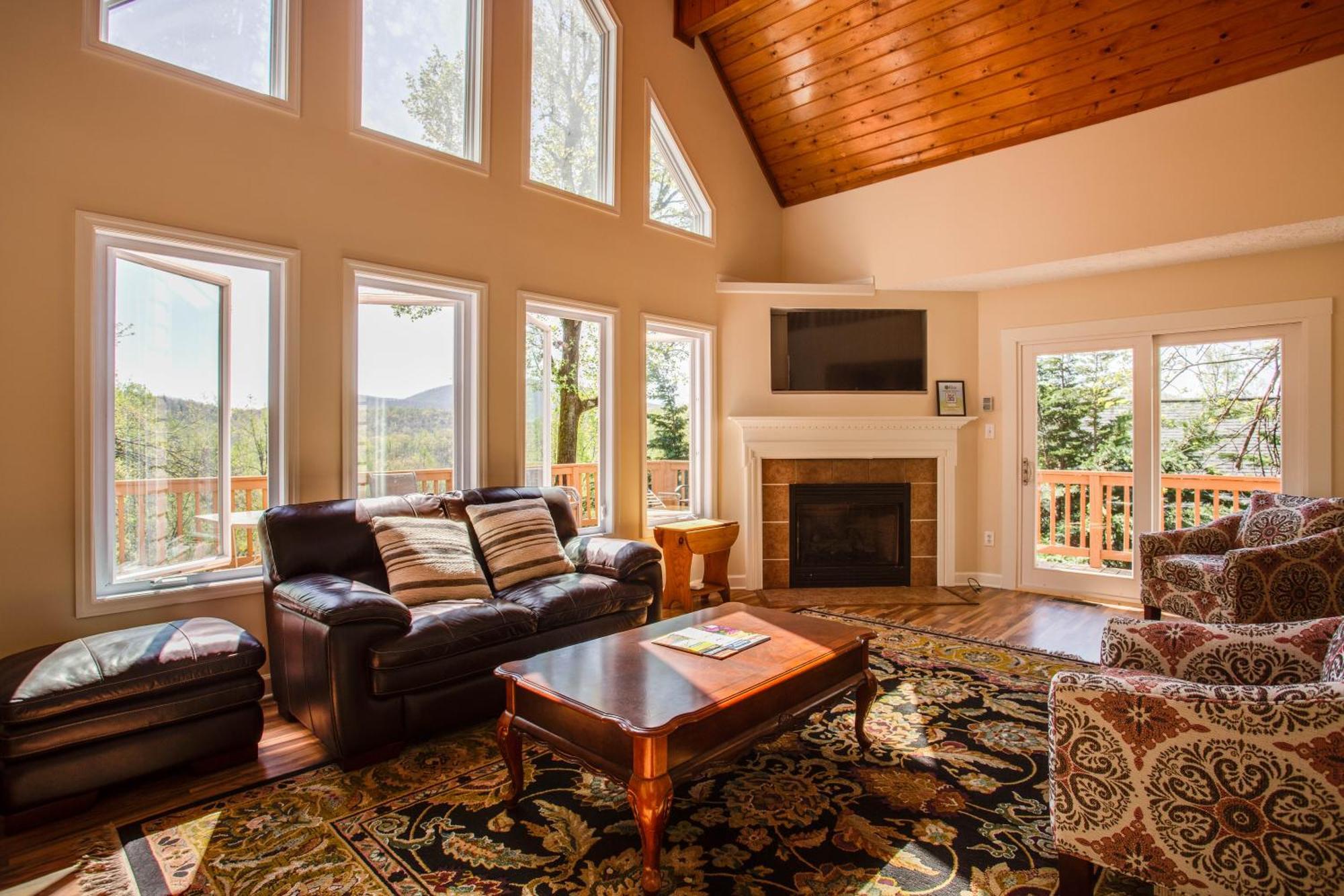 Love Ridge Mountain Lodging Lyndhurst Екстериор снимка
