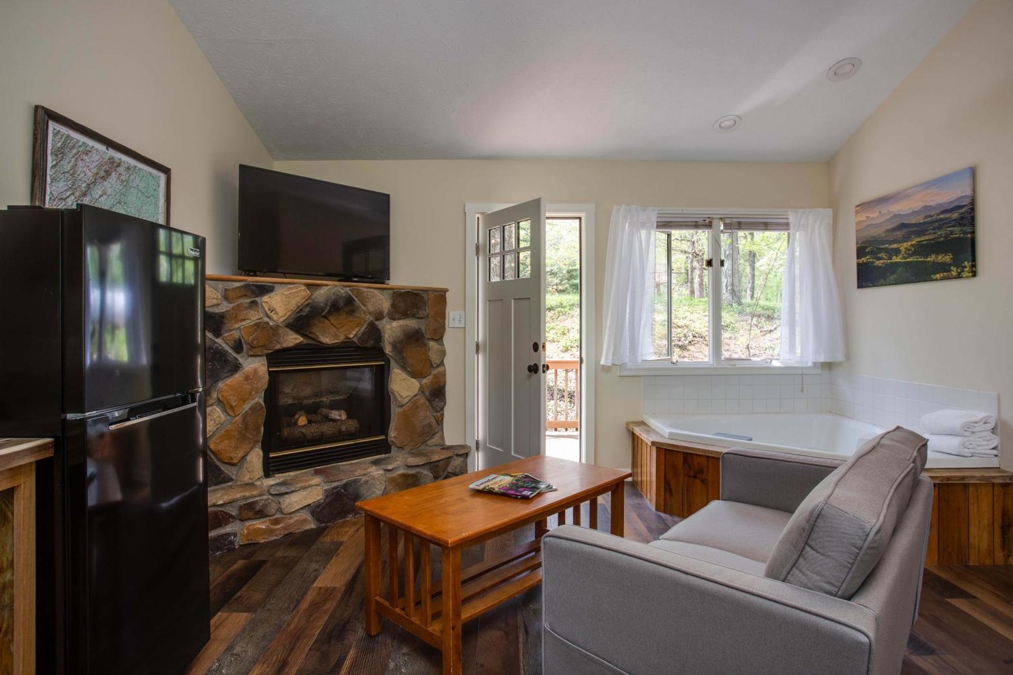 Love Ridge Mountain Lodging Lyndhurst Екстериор снимка